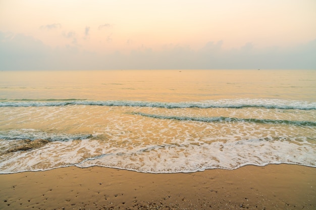 Mooi strand en zee op zonsopgangtijd