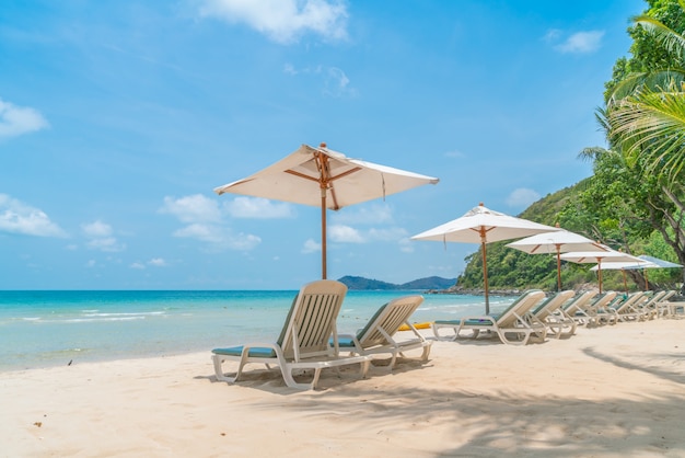 Mooi strand stoelen met parasol op tropische wit zand beac