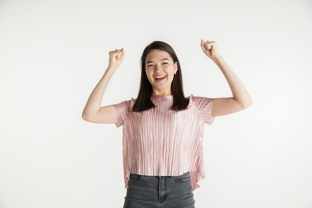 Mooi vrouwelijk half-lengteportret dat op witte studio wordt geïsoleerd