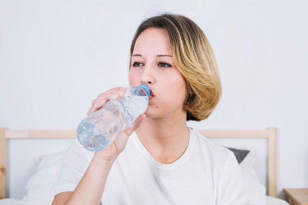 Mooi vrouwen drinkwater van fles