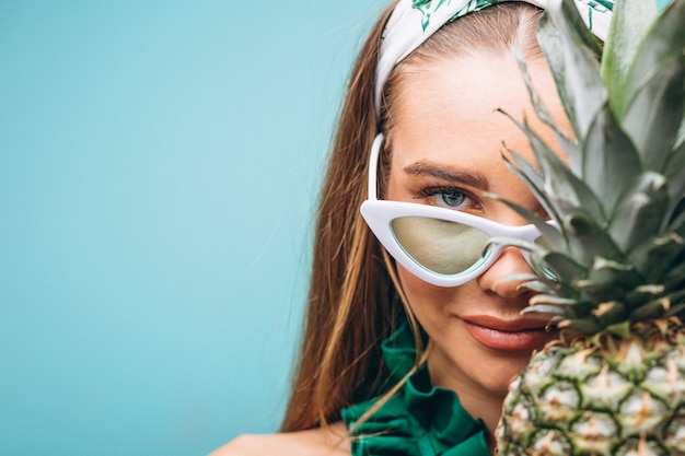 Mooi vrouwenmodel in geïsoleerd swimminmg kostuum