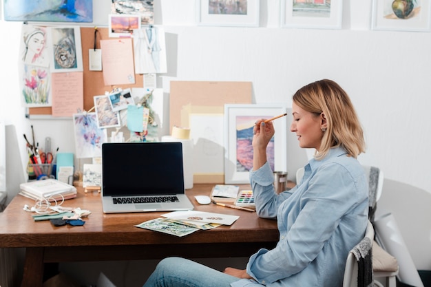 Gratis foto mooi wijfje dat in kunststudio werkt