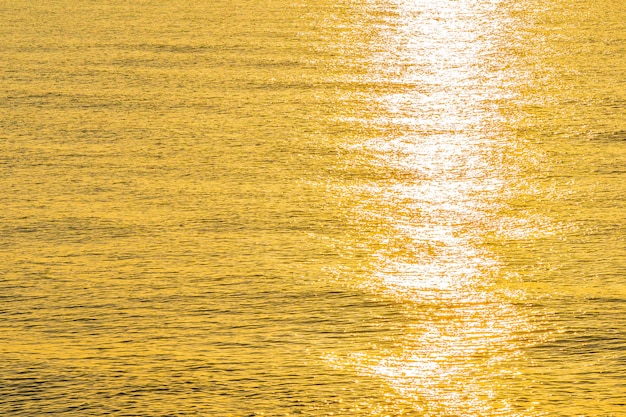 Gratis foto mooi zeegezicht van zonlicht op het overzees en oceaanwater