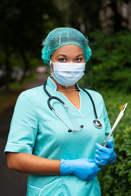 Mooi zwart verpleegstersportret