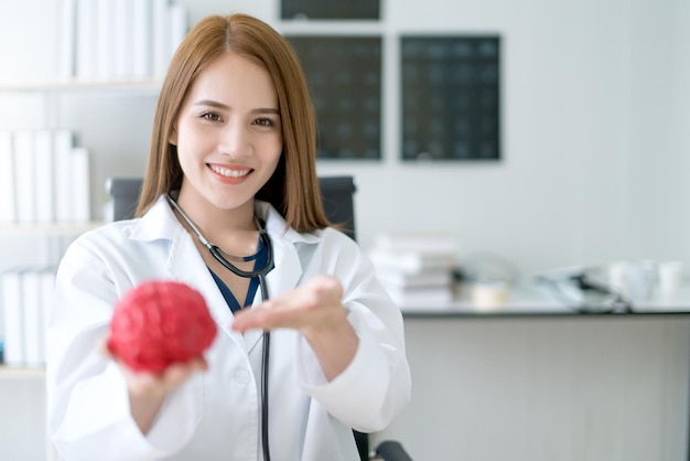 Mooie aantrekkelijke aziatische vrouw arts glimlach en zelfverzekerd met kliniek ziekenhuis bnackground