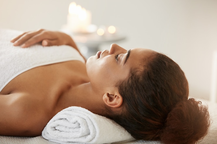Gratis Foto mooie afrikaanse vrouw ligt in de spa salon.