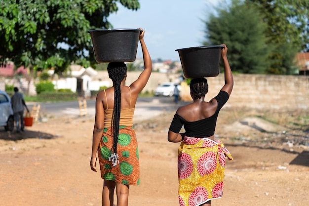 Mooie Afrikaanse vrouwen die water halen