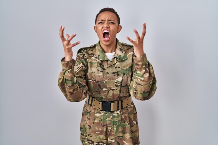 Gratis Foto mooie afro-amerikaanse vrouw die camouflage legeruniform draagt gek en gek schreeuwend en schreeuwend met agressieve uitdrukking en armen geheven frustratie concept