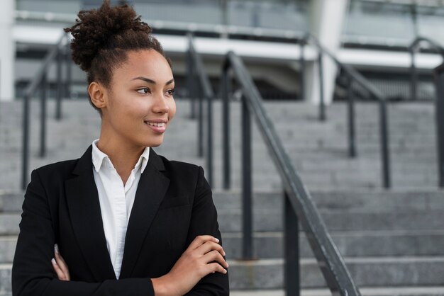 Mooie afro Amerikaanse vrouw die weg kijkt