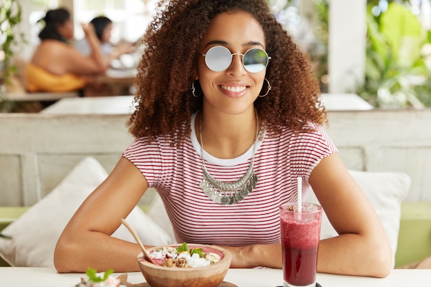 Mooie Afro-Amerikaanse vrouw in café