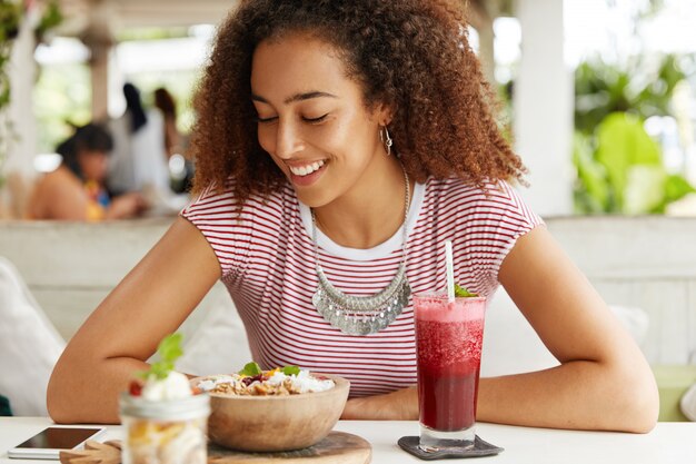 Mooie Afro-Amerikaanse vrouw in café