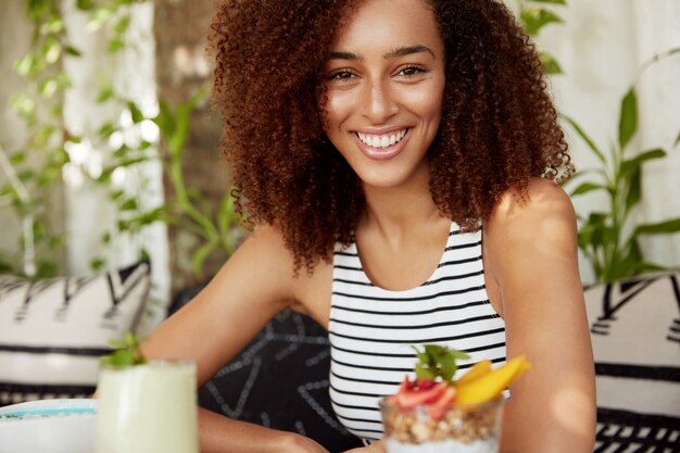Mooie Afro-Amerikaanse vrouw in café