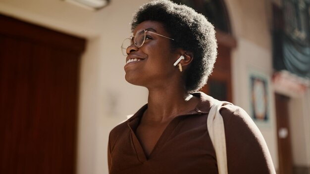 Mooie Afro-Amerikaanse vrouw met krullend haar op zoek naar een gelukkige lijst