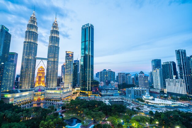 Mooie architectuur die buitenstad in de horizon van Kuala Lumpur bouwen