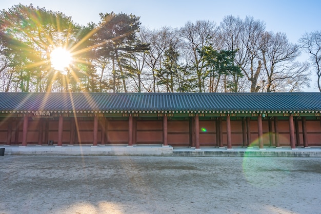 Gratis foto mooie architectuur die het paleis van changdeokgung in de stad van seoel bouwen