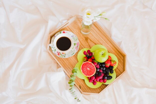 Mooie arrangement van fruit en koffie