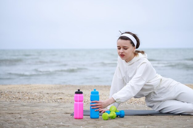 Mooie atleet die dorst heeft en water probeert te drinken Foto van hoge kwaliteit