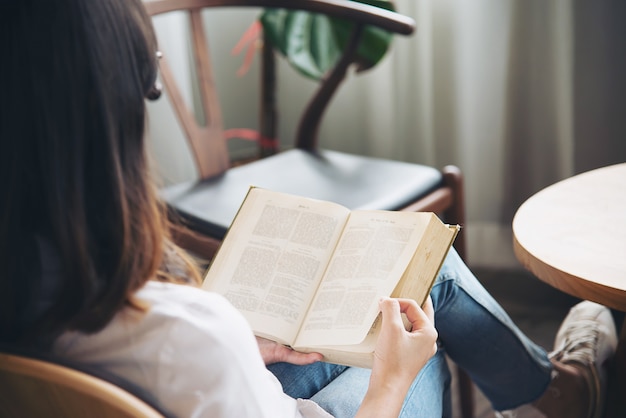 Mooie Aziatische jonge dame portriat - het concept van de gelukkige vrouw levensstijl