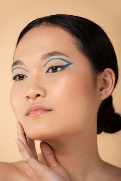 Mooie Aziatische vrouw die blauwe eyeliner draagt