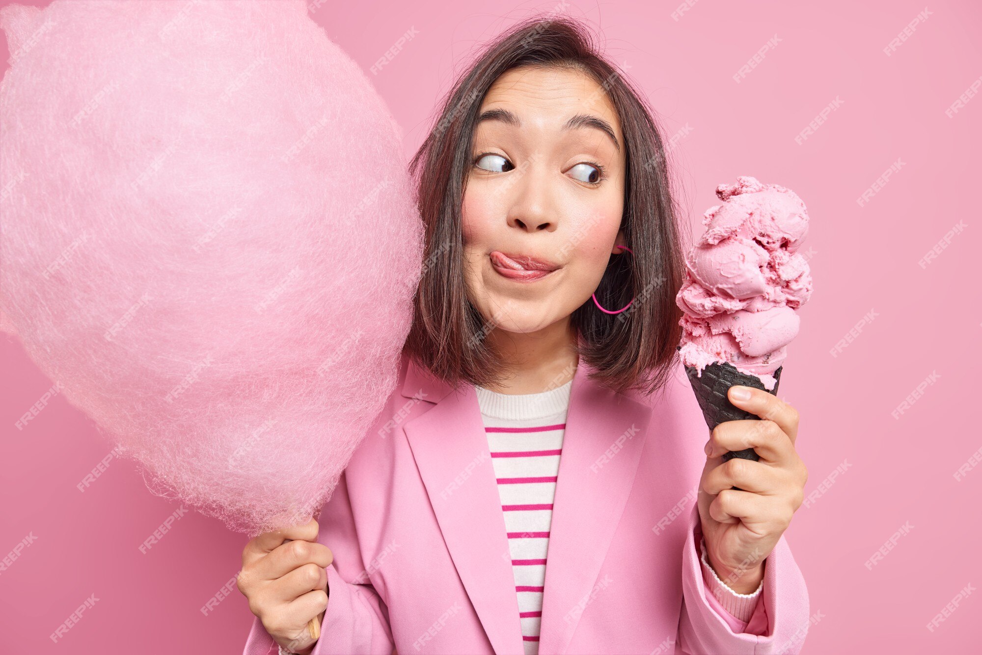 uitlijning verlangen Onmiddellijk Mooie aziatische vrouw likt lippen kijkt naar smakelijk ijs houdt zoete  suikerspin wil lekker dessert eten draagt formele kleding geïsoleerd over  roze muur. tijd voor iets lekkers | Gratis Foto