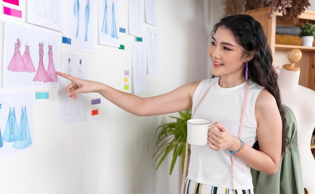 Mooie Aziatische vrouw modeontwerper werken in office studio ondernemer mkb bedrijfsconcept