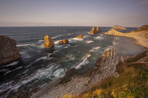 Mooie baai van Costa Quebrada, Cantabrië, Spanje