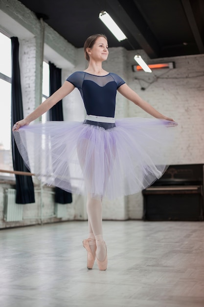 Mooie balletdanser in studio