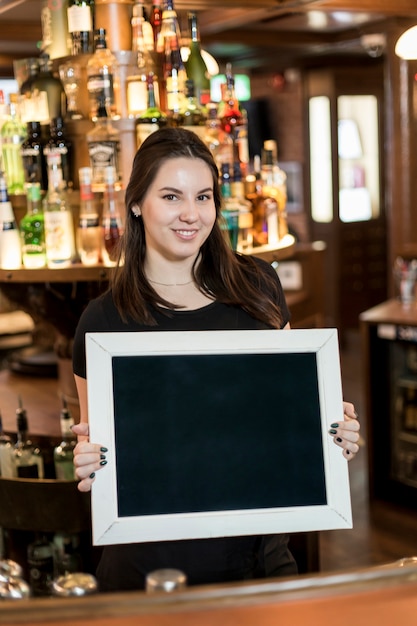 Mooie barista met schoolbord