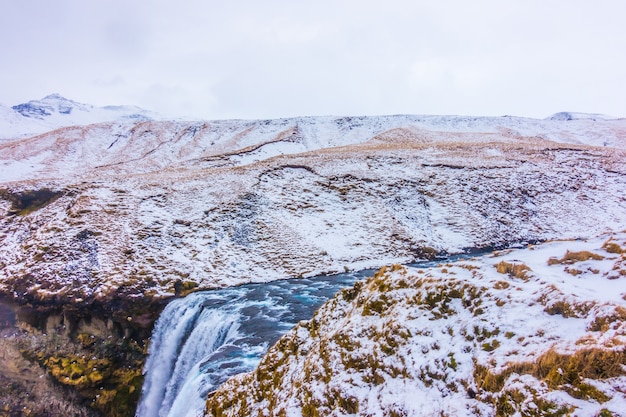 Mooie beroemde waterval in IJsland, winterseizoen.