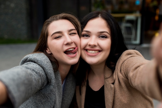 Gratis foto mooie beste vrienden die samen een selfie maken