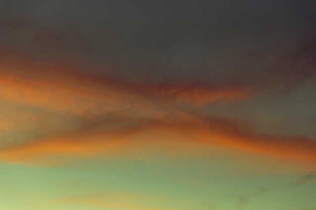 Gratis foto mooie bewolkte nachthemel met oranje tinten