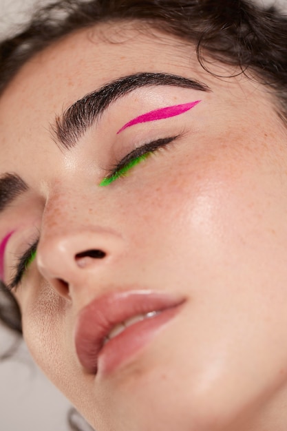 Gratis foto mooie blanke vrouw met kleurrijke eyeliner