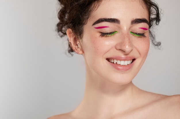 Mooie blanke vrouw met kleurrijke eyeliner