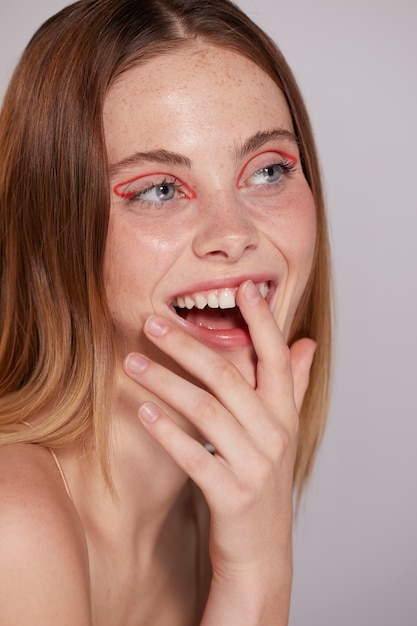 Gratis foto mooie blanke vrouw met rode eyeliner