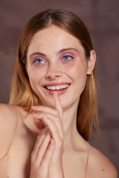 Gratis foto mooie blanke vrouw met roze eyeliner