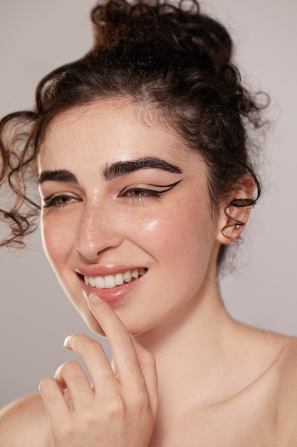 Gratis foto mooie blanke vrouw met zwarte eyeliner