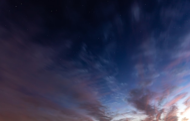 Gratis foto mooie blauwe lucht bij zonsondergang met kleurovergang