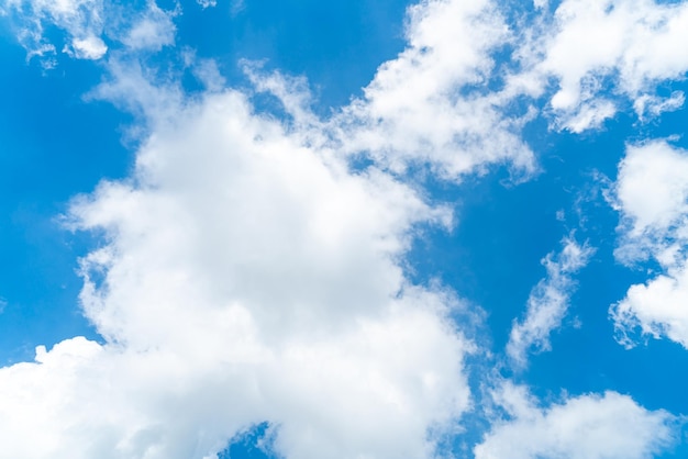 Mooie blauwe lucht en wolken voor behang en achtergrond
