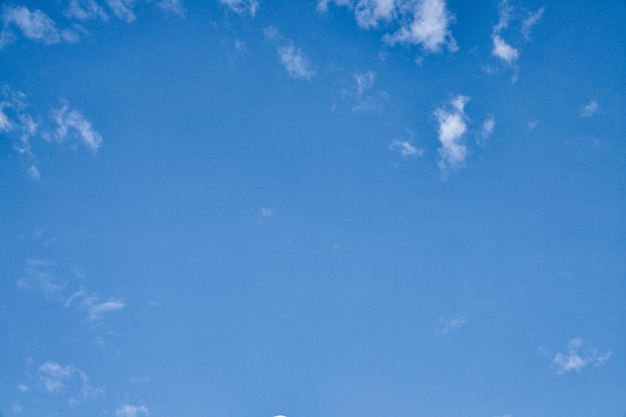 Mooie blauwe lucht met wolken op een zonnige dag