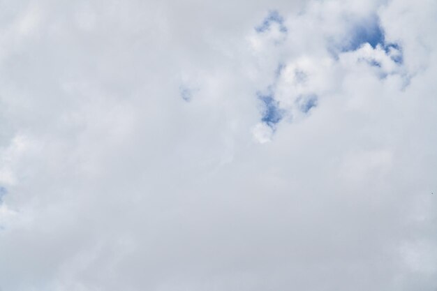 Mooie blauwe lucht met wolken op een zonnige dag