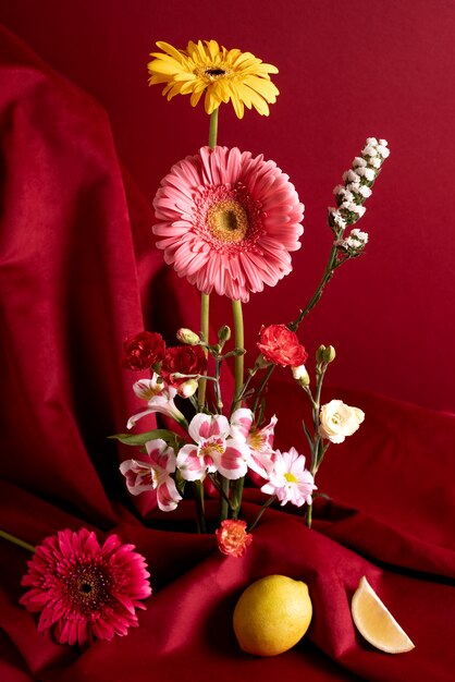 Mooie bloemen met rode achtergrond