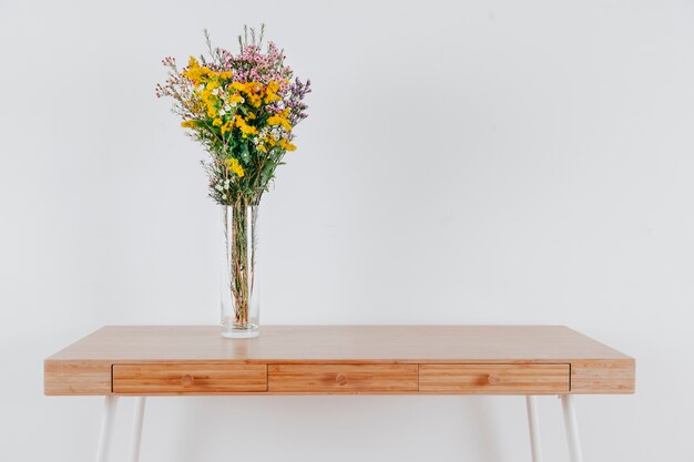 Mooie bloemen op tafel