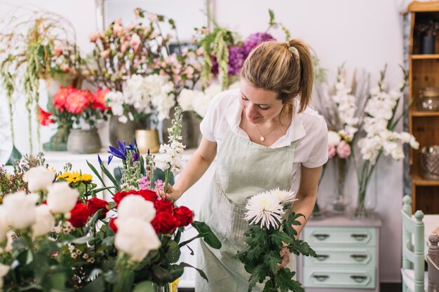 Mooie bloemist plukken bloemen