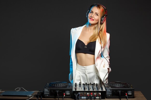 Mooie blonde DJ meisje op dekken