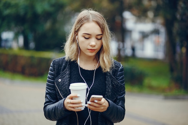 mooie blonde in een stad