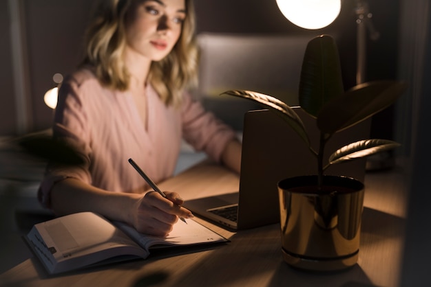 Mooie blonde vrouw die aantekeningen maakt