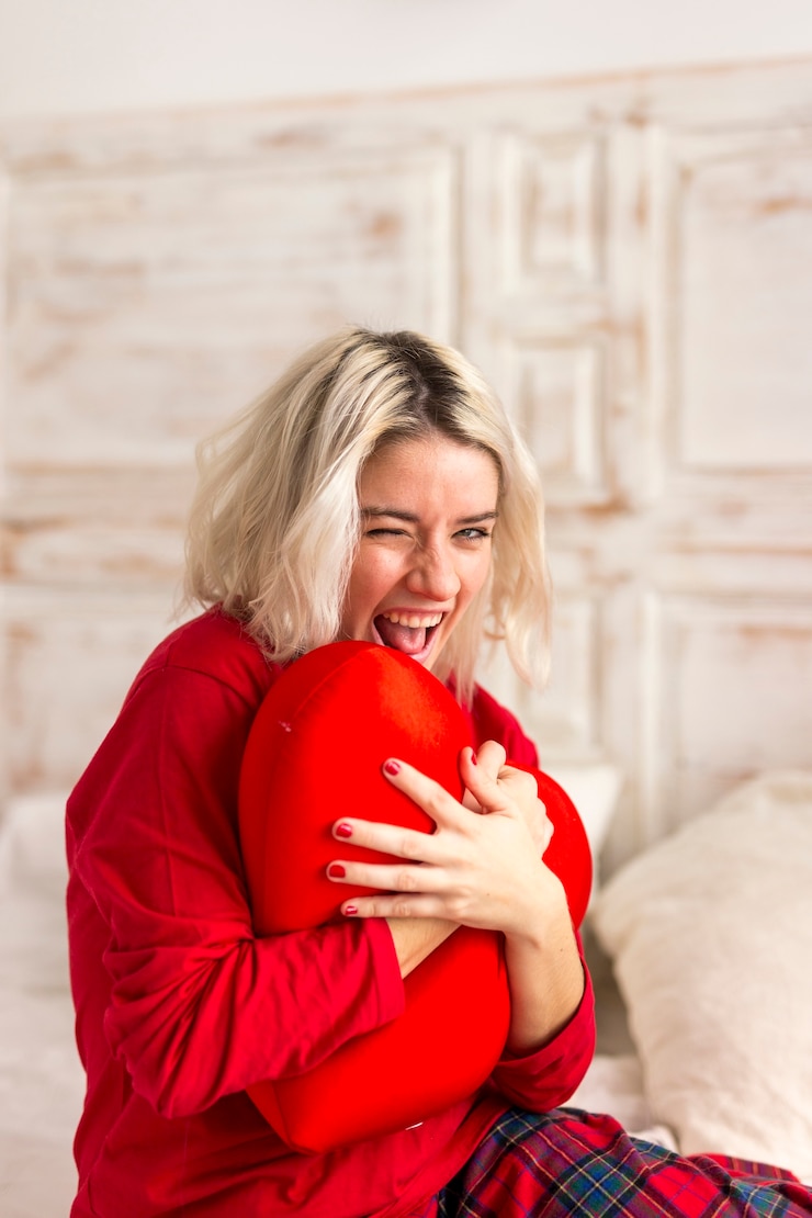 Gratis Foto mooie blonde vrouw knipogen
