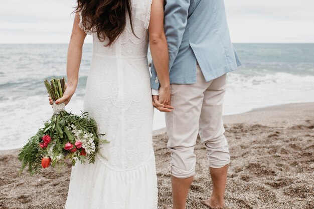 Mooie bruid en bruidegom op het strand