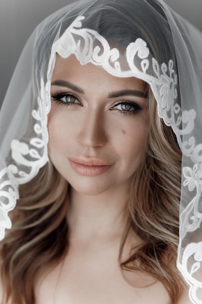 Gratis foto mooie bruid in trouwjurk