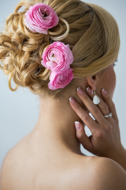 Mooie bruid met rozen op het haar